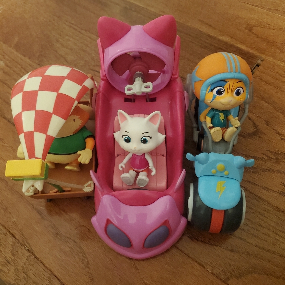 Set of 44 Cats toys. 3 included, like new condition.